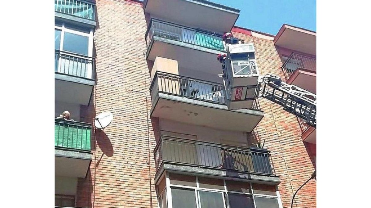 Momento en el que los bomberos acceden a la terraza con una escala.-E. M.