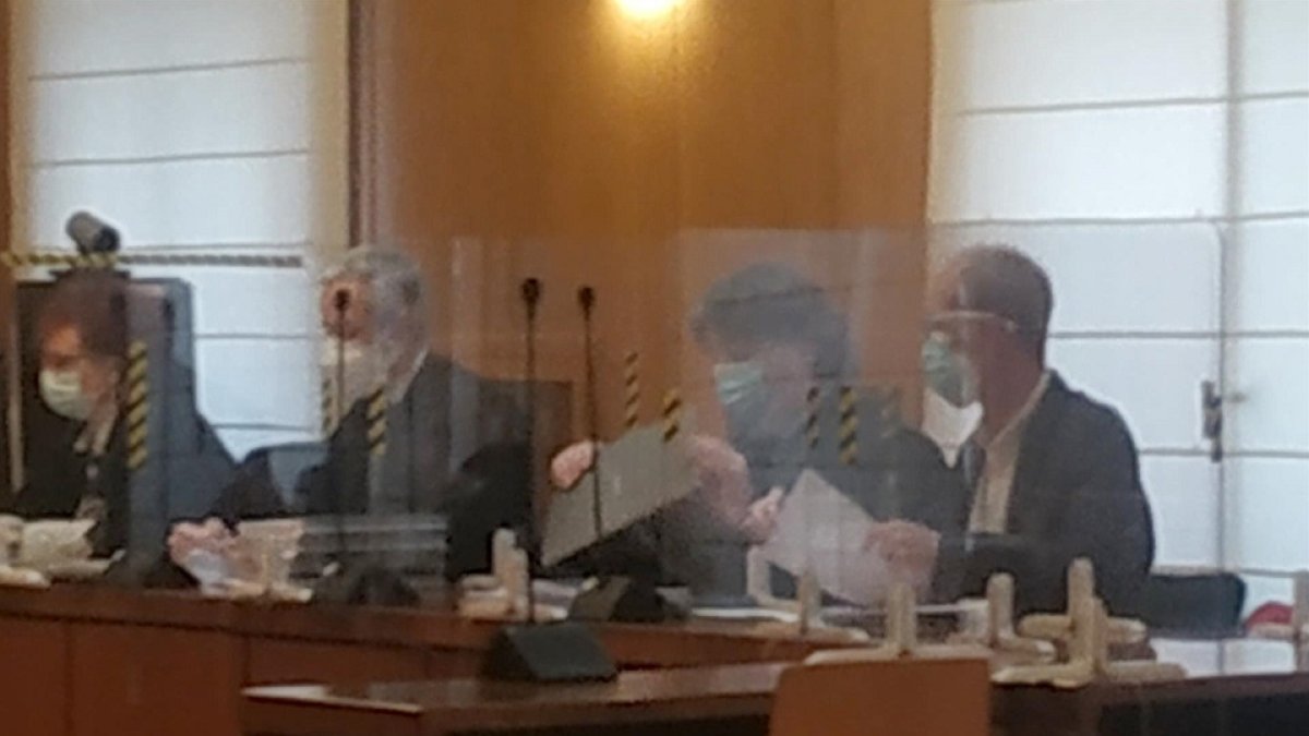 El acusado, último por la derecha, durante el inicio del juicio con jurado en la Audiencia de Valladolid. - EUROPA PRESS.