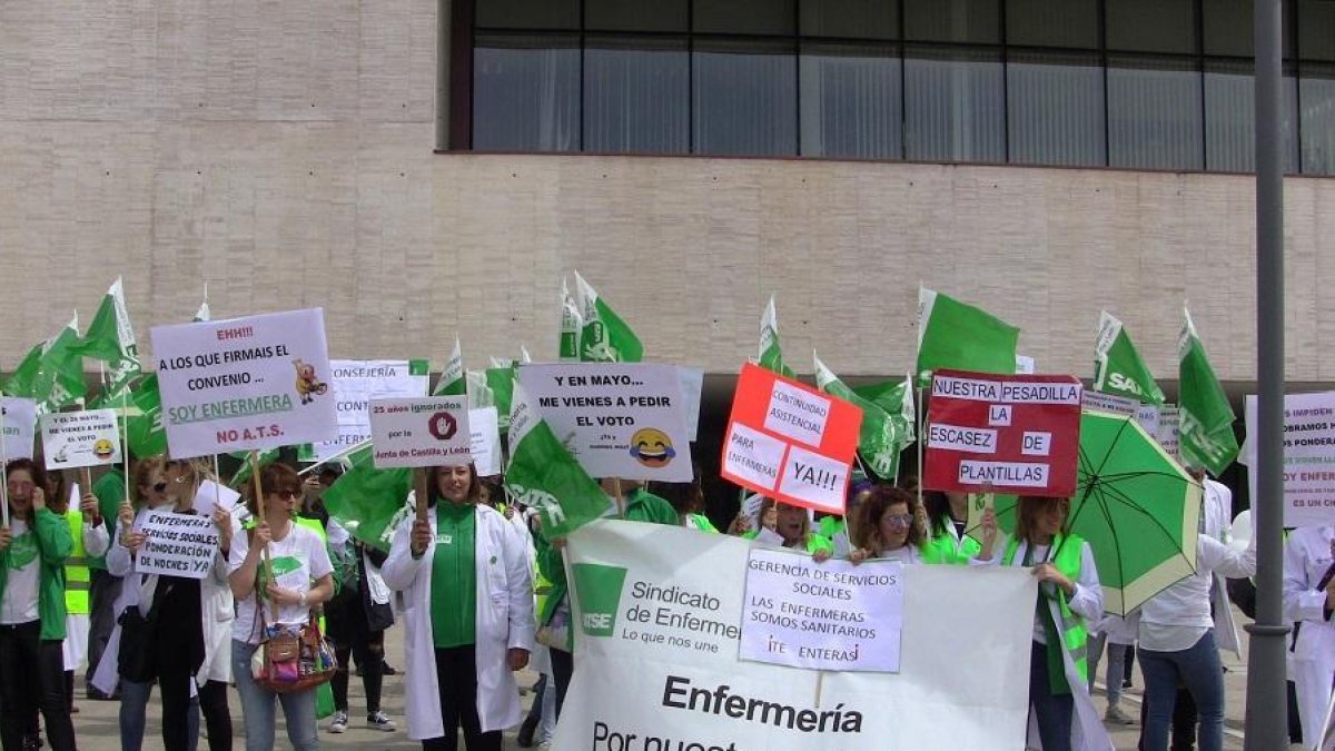 Un momento de la protesta ante las Cortes-EUROPA PRESS