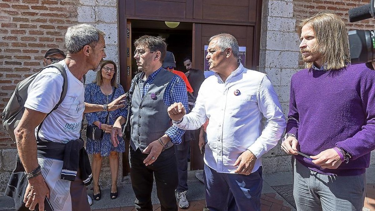 Monedero, Sáez y Fernández en la entrada del Ayuntamiento de Laguna.-ICAL