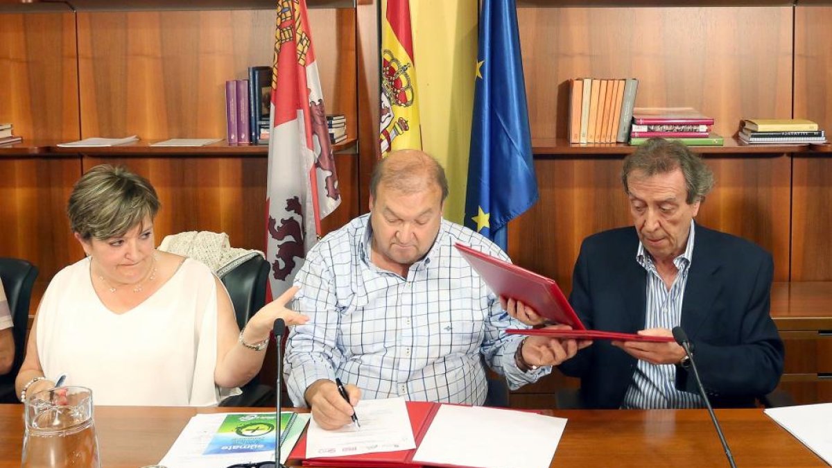 José Antonio de Santiago-Juárez (derecha), preside la Comisión de Seguimiento del Acuerdo Marco.-ICAL