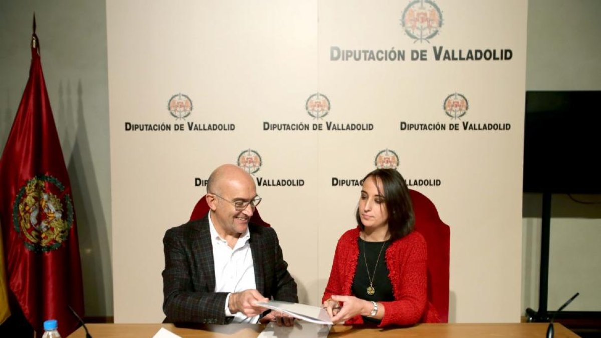 El presidente del Grupo Popular de la Diputación de Valladolid, Jesus Julio Carnero, y la portavoz del Grupo Provincial Ciudadanos, Pilar Vicente Tomás, firman y presentan el “Acuerdo político y económico para la aprobación del presupuesto”-ICAL