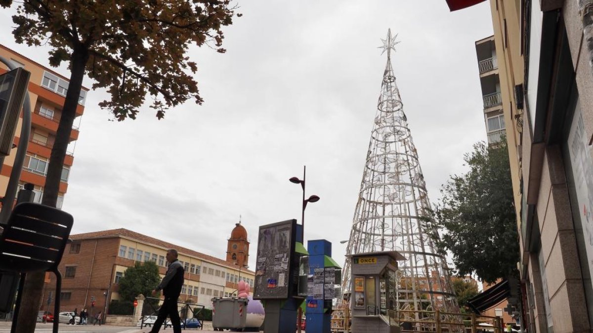 Montaje del árbol de navidad en la Plaza del Carmen. -PHOTOGENIC