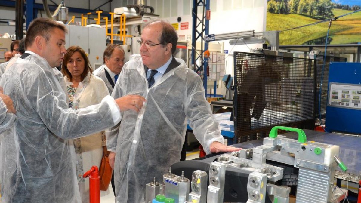 El presidente de la Junta de Castilla y León, Juan Vicente Herrera, visita la planta de Molteplas con motivo de su 40 Aniversario, le guiaba en la visita el director de la fábrica, Ignacio Álvarez.-ICAL