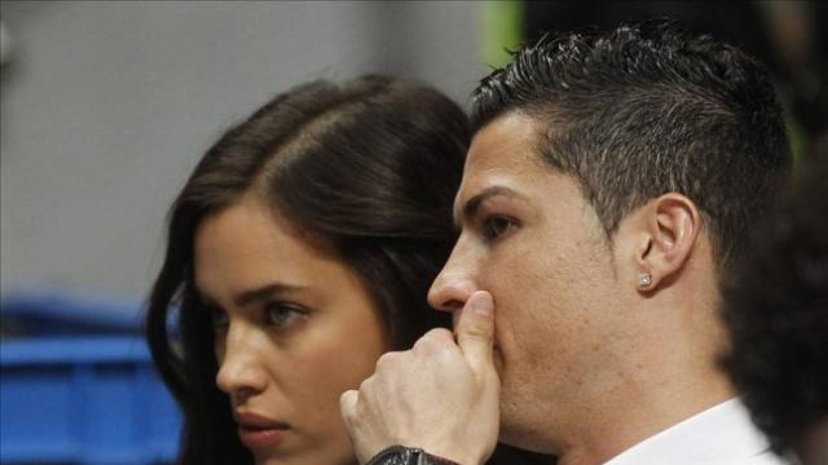 El delantero portugués del Real Madrid Cristiano Ronaldo y su novia, la modelo Irina Shayk, asisten al partido de baloncesto entre el Real Madrid y el CSKA de Moscu, en el Palacio de Deportes de Madrid en marzo del año pasado.-Foto: EFE / KIKE HUESCA