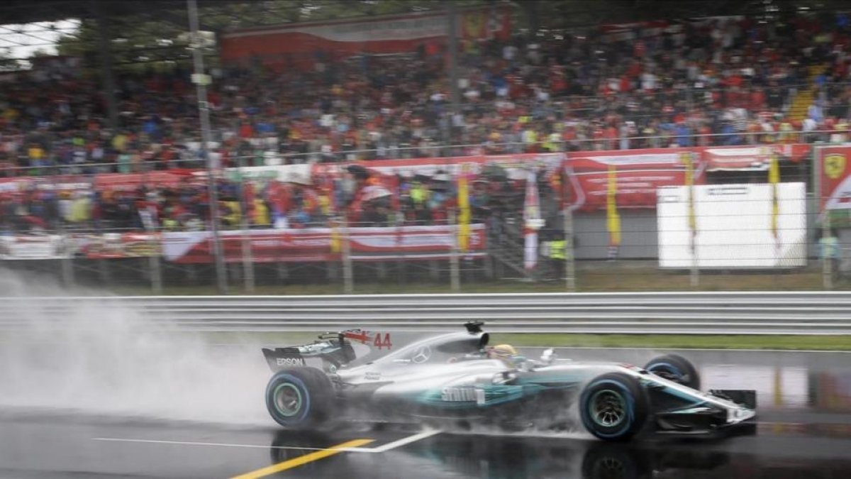 Lewis Hamilton pilota sobre el empapado asfalto de Monza.-AP / LUCA BRUNO