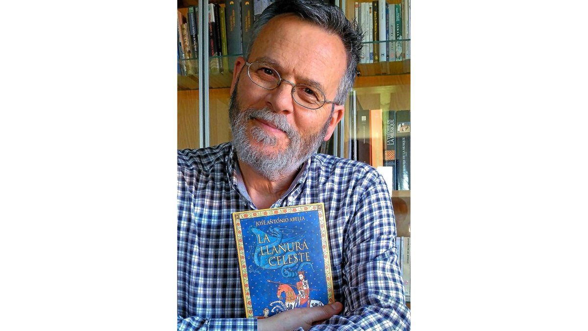 José Antonio Abella posa con su nueva novela.-E. M.