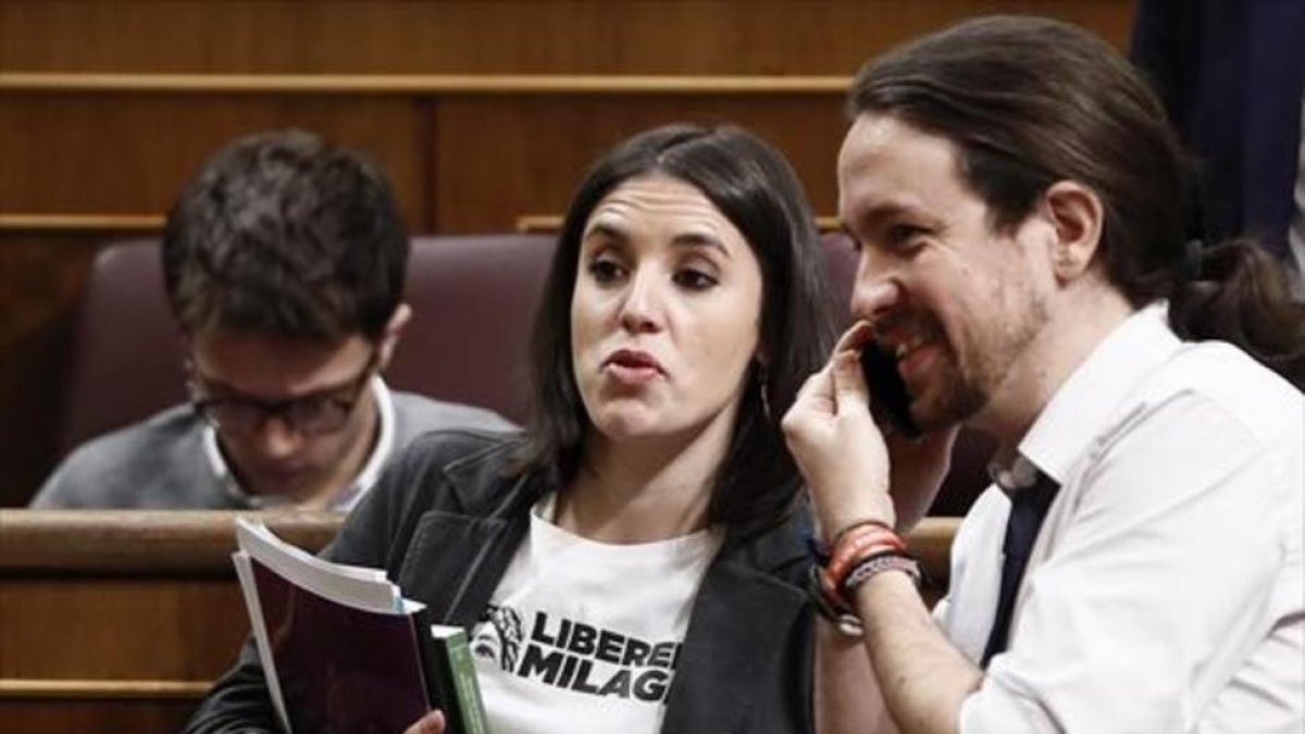 Montero, con el nombre de Milagro Sala en la camiseta. Iglesias, al lado.-EFE