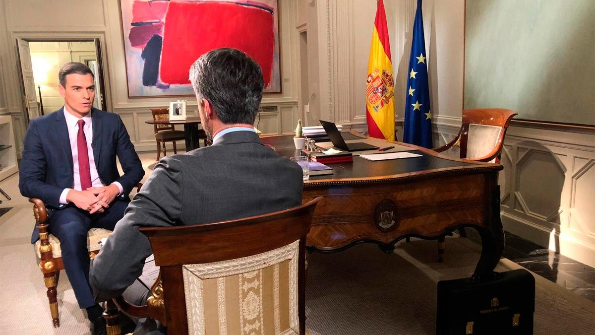 Pedro Sánchez, este lunes, en un momento de la entrevista con Carlos Fanganillo.-TVE