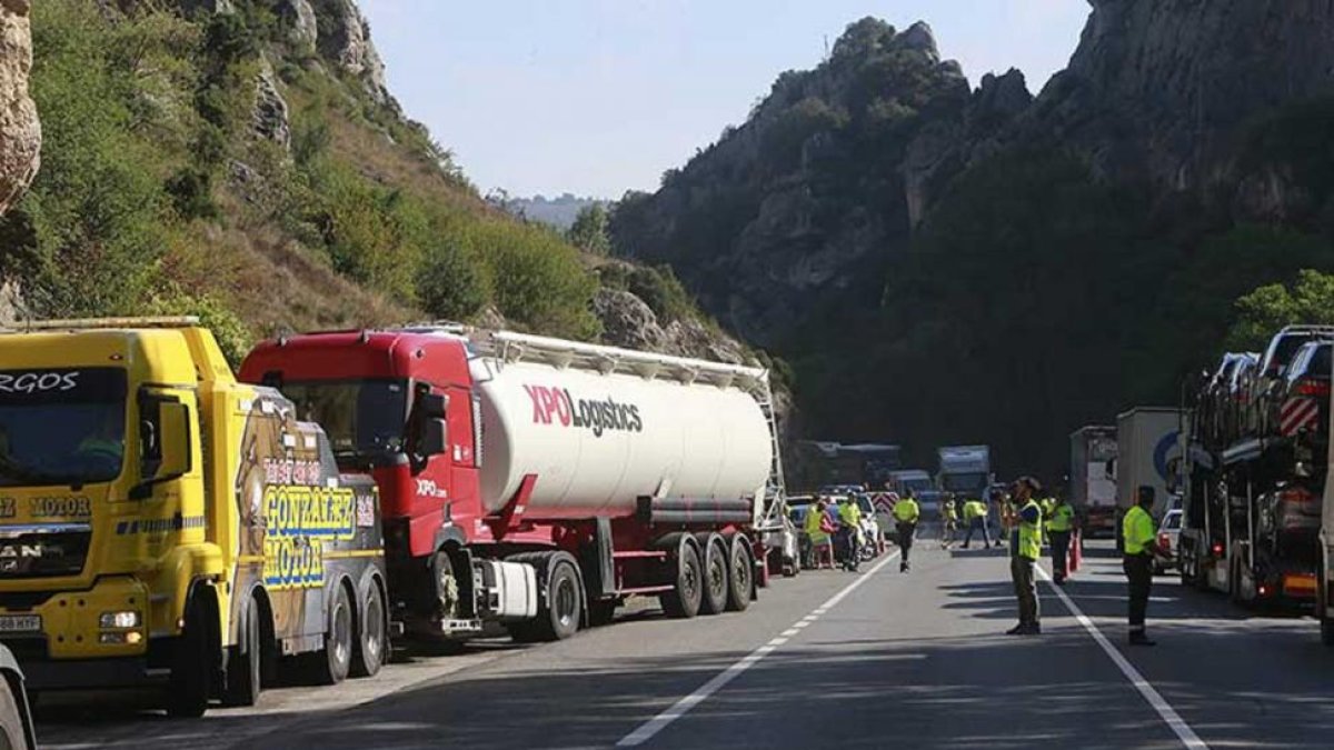 Los equipos de emergencias trabajan en el lugar en el que se registró el accidente.-E.M.