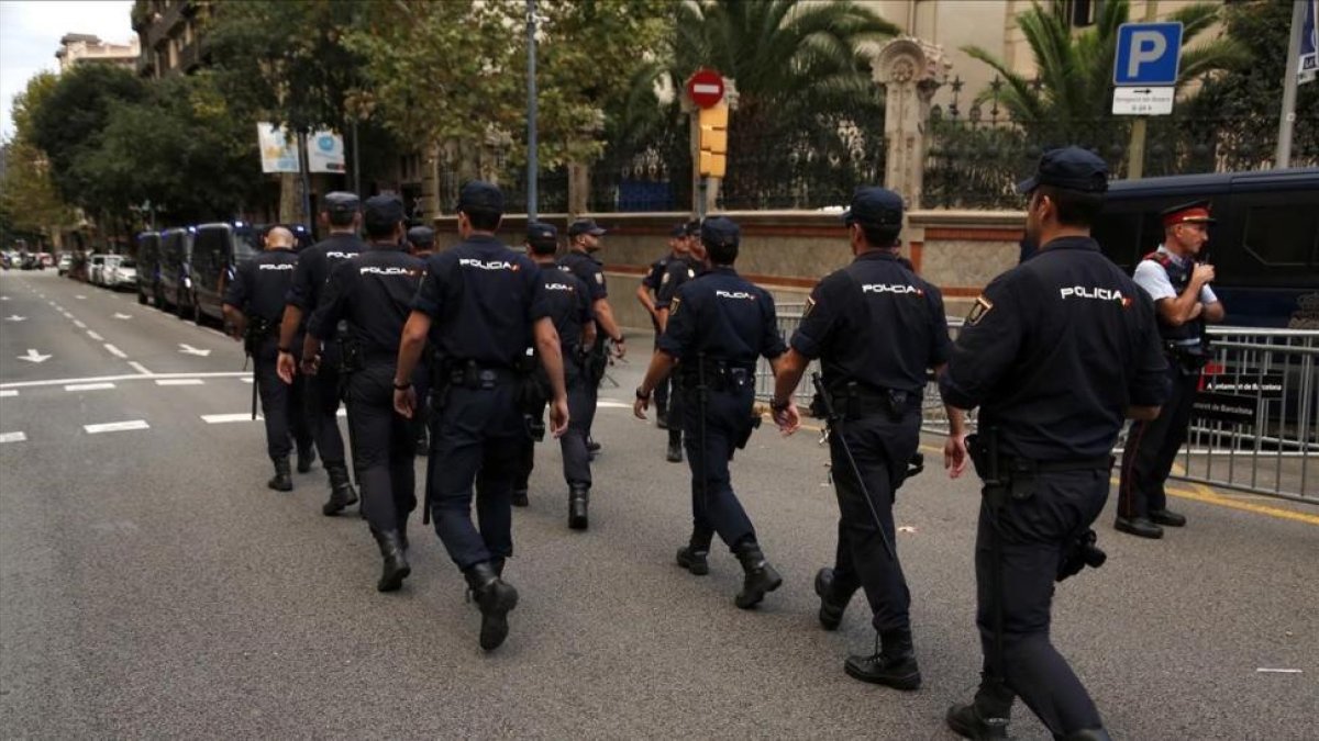 Policías nacionales, el pasado septiembre.-JULIO CARBÓ