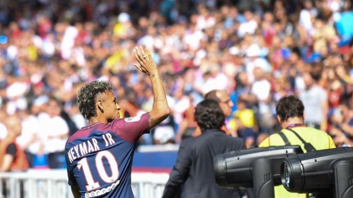 Neymar saluda a la afición del Parque de los Príncipes, este sábado-ALAIN JOCARD