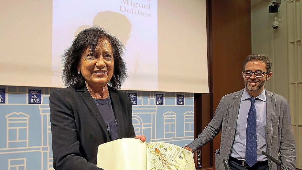 Elisa Delibes y Emilio Rosales, director de Destino, durante la presentación del cuento inédito del novelista vallisoletano ayer en Madrid.-ICAL