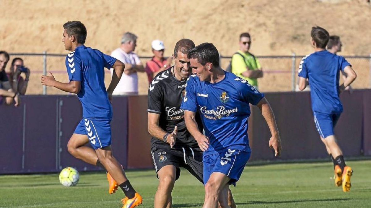 Garitano presiona a Alfaro en el primer entrenamiento de pretemporada del Real Valladolid.-Miguel Ángel Santos