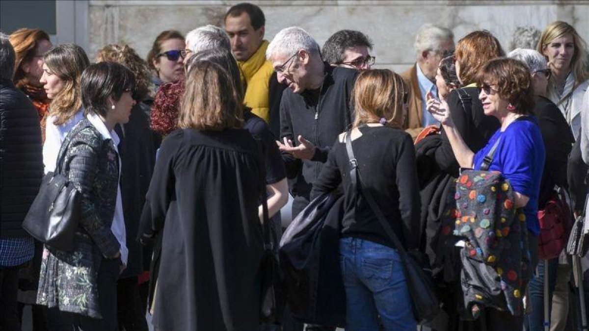 Los escritores José Ovejero, Rosa Montero y Mercedes Abad, despiden a Enrique de Hériz en el Tanatorio de Les Corts.-JORDI COTRINA