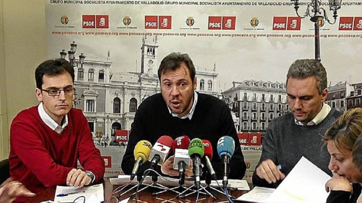Paco Herrero, Óscar Puente y Javier Izquierdo durante la rueda de prensa en la sede del PSOE-El Mundo