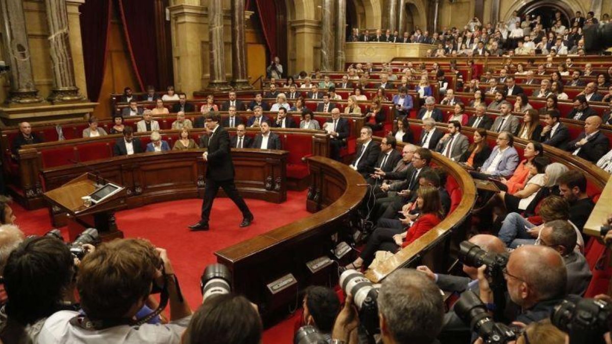Carles Puigdemont se dispone a intervenir en el Parlament.-JULIO CARBÓ