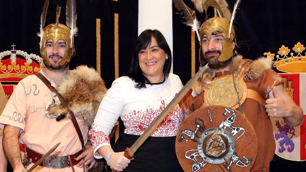 Ana Sánchez, blande una espada junto a los guerreros numantinos durante una visita a las Cortes .-ICAL