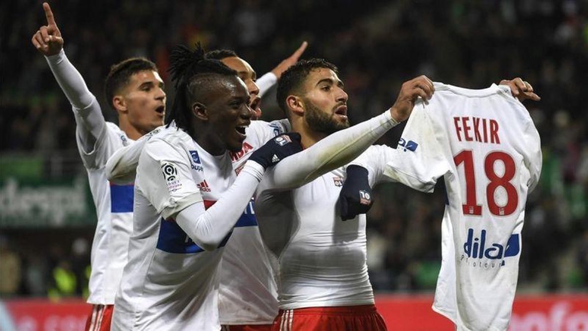 Fakir muestra su camiseta después de marcar el quinto gol del Lyón.-AFP / PHILIPPE DESMAZES