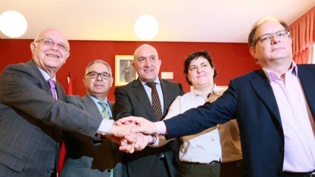 El presidente de la Diputación de Valladolid, Jesús Julio Carnero; el alcalde de Rueda, Juan Alonso Morales (2I); Jesús Mediavilla(I), del Banco de Alimentos; Marta Varas(2D), de Cruz Roja; y Jesús García Gallo(D), de Cáritas-Ical
