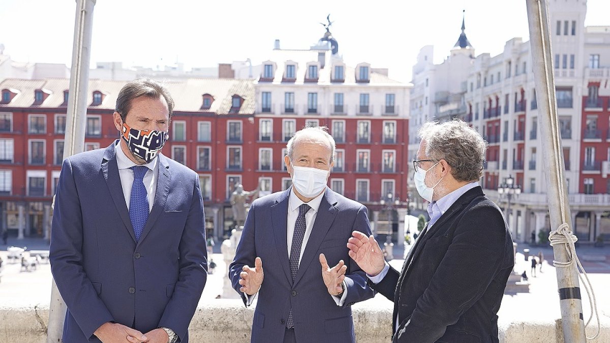 Óscar Puente, el ministro JuanCarlos Campo y Manuel Saravia, en el balcón del Ayuntamiento. / ICAL