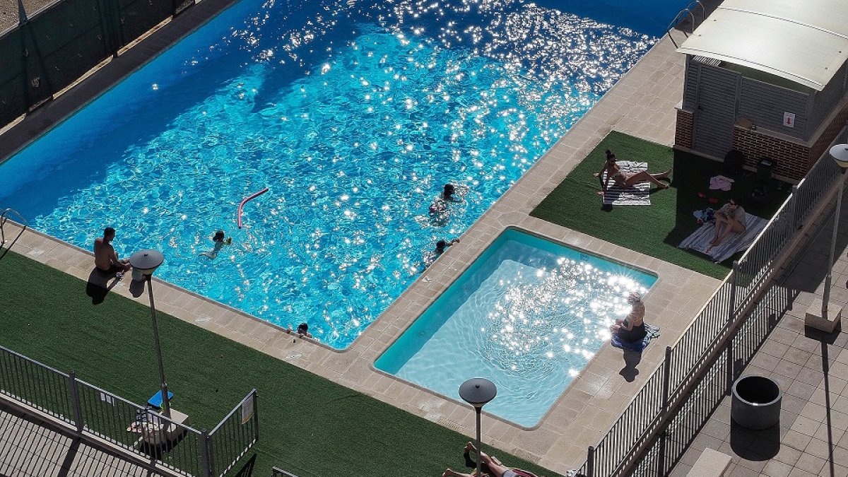 Varios vecinos disfrutan de una piscina comunitaria en Valladolid, durante el día de ayer.- PABLO REQUEJO / PHOTOGENIC