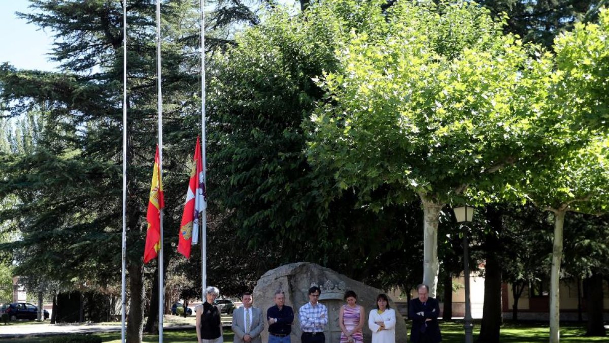 El presidente de Castilla y León, Juan Vicente Herrera, durante el minuto de Silencio en repulsa por el atentado de Niza.-ICAL