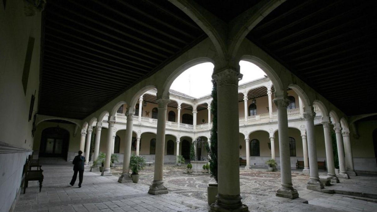 Patio del Palacio Real.-ICAL