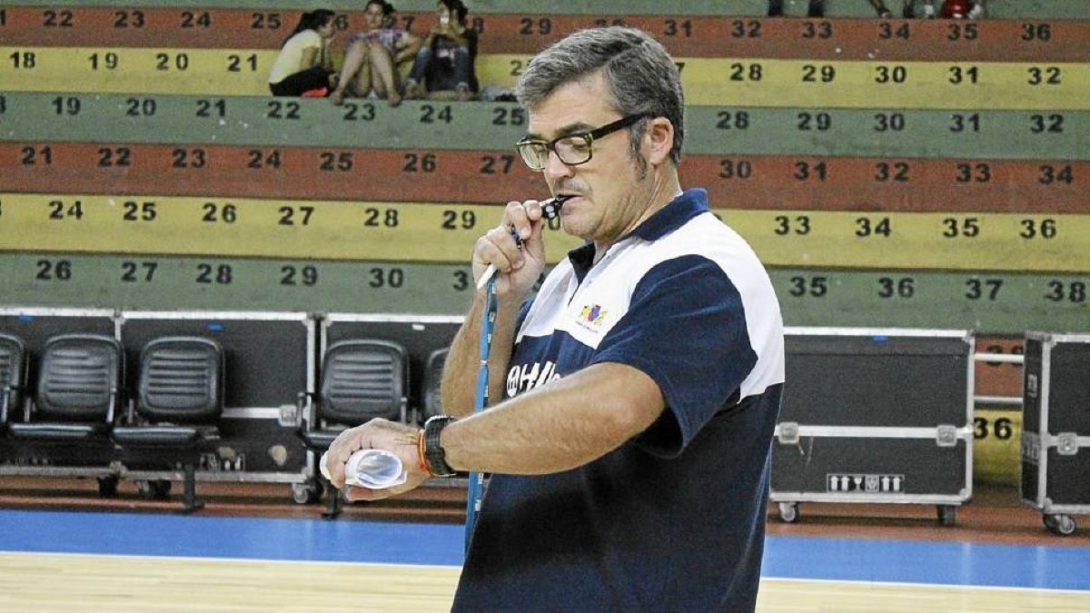 Paco García consulta su reloj durante un entrenamiento con el Mogi Das Cruzes-El Mundo