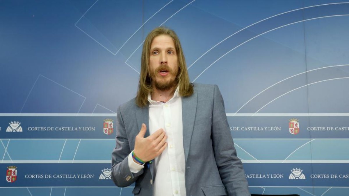El secretario general de Podemos Castilla y León, Pablo Fernández, ofrece una rueda de prensa para informar de las últimas iniciativas parlamentarias-Leticia Pérez / ICAL