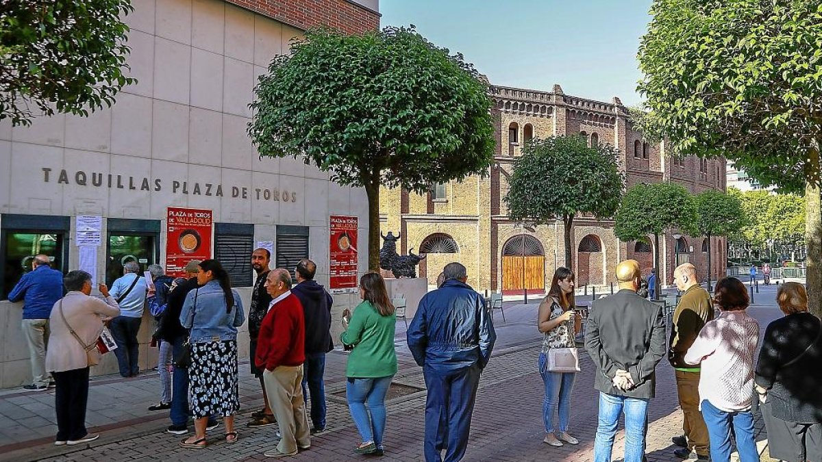 Colas en la plaza de toros en el primer día de venta de entradas para la feria taurina.-J.M. LOSTAU