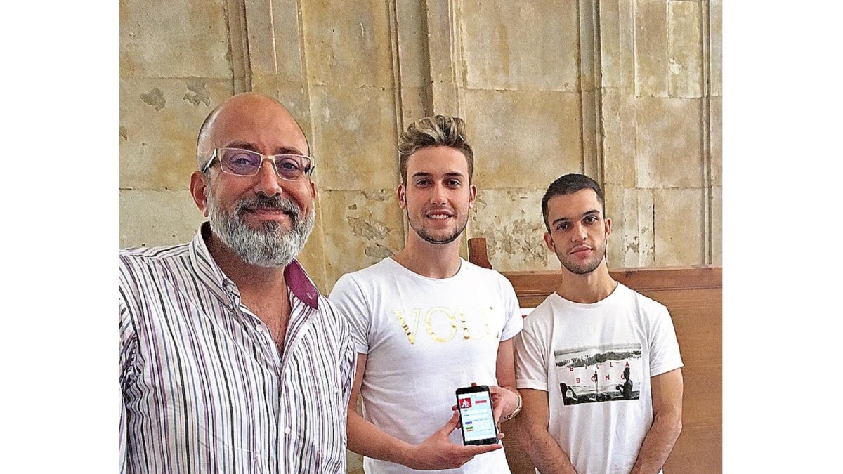 Miembros del equipo durante la presentación del proyecto en la Universidad Pontificia de Salamanca.-EL MUNDO