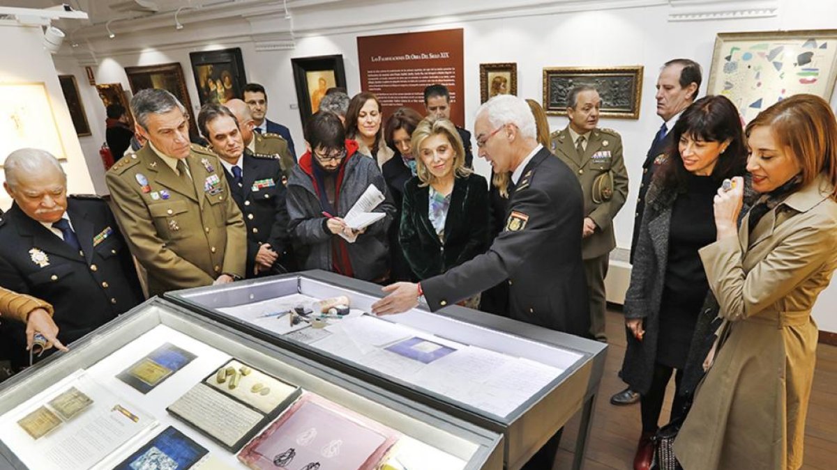 El coordinador de la exposición, Antonio González, junto a los asistentes a la inauguración.-J.M. LOSTAU
