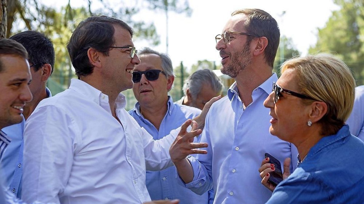 Fernández Mañueco y Casado conversan antes de la tradicional comida de los ‘populares’ segovianos en Cantalejo.-ICAL