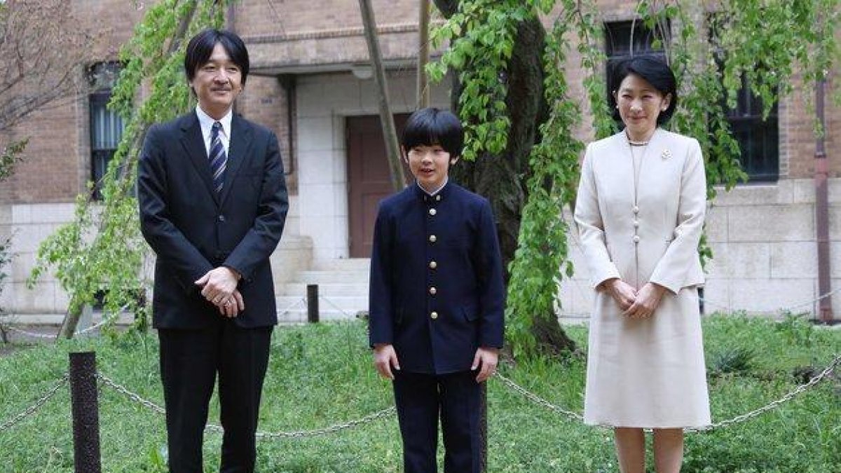 En esta foto de archivo tomada el 8 de abril de 2019, el príncipe Hisahito de Japón y sus padres, el príncipe Akishino y la princesa Kiko posan para fotos en la escuela secundaria de la Universidad de Ochanomizu antes de asistir a la ceremonia de ingreso-KOJI SASAHARA / POOL / AFP