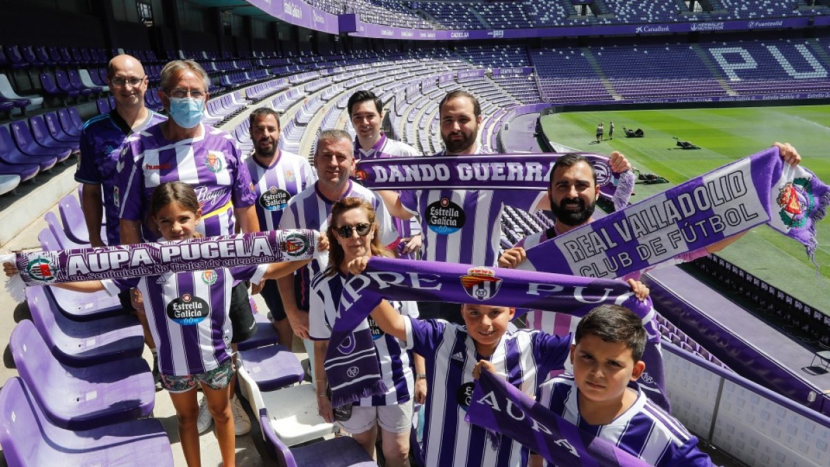 Varios peñistas del Real Valladolid en el Fondo Norte de Zorrilla. / LOSTAU