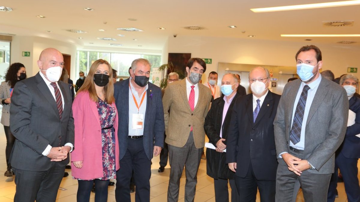 El secretario general de UPA Castilla y León, Aurelio González, junto a los consejeros de Agricultura, Ganader?a y Desarrollo Rural, Jes?s Julio Carnero; el consejero de Fomento y Medio Ambiente, Juan Carlos Su?rez-Qui?ones, y al alcalde de Valladolid, Óscar Puente, durante el IX Congreso de este sindicato agrario, ICAL