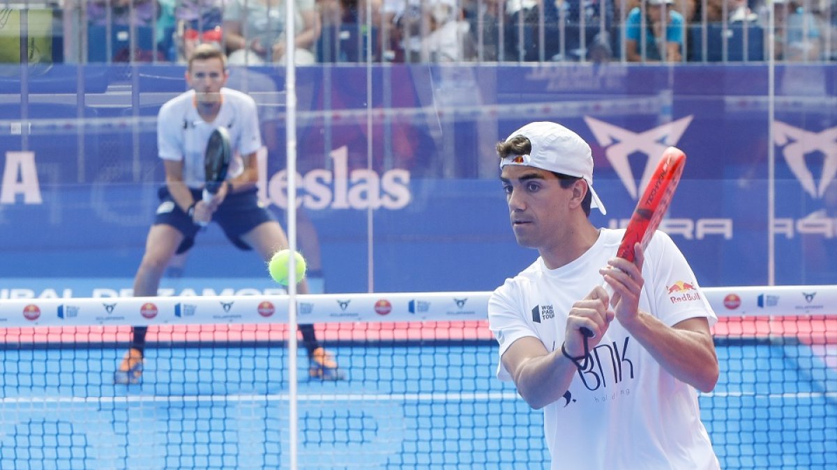 Juan Lebrón devuelve una pelota en el duelo en la pista central. / LOSTAU