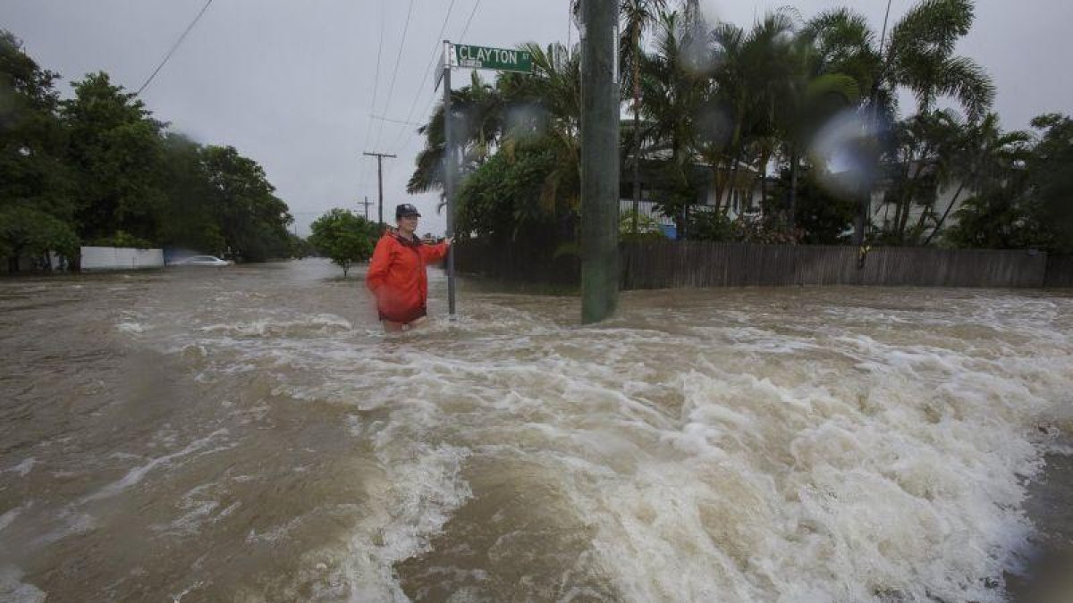 Las fuertes lluvias en Autralia inundan cientos de casas y las personas intenta protegerse.-EFE EPA ANDREW RANKIN  / EPA/AAP