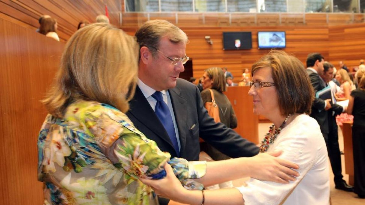 María del Mar Angulo recibe las felicitaciones de Antonio Silván y Pilar del Olmo tras ser designada senadora en representación de la Comunidad-Ical