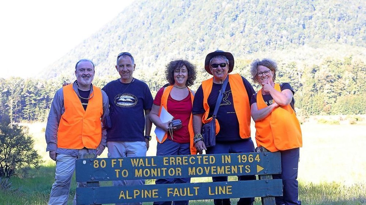 Miguel A. Rodríguez-Pascua, Javier Lario, Elvira Roquero, Pablo G. Silva y Teresa Bardají en Nueva Zelanda. Miguel A. Rodríguez-Pascua, Javier Lario, Elvira Roquero, Pablo G. Silva y Teresa Bardají en Nueva Zelanda.-EL MUNDO