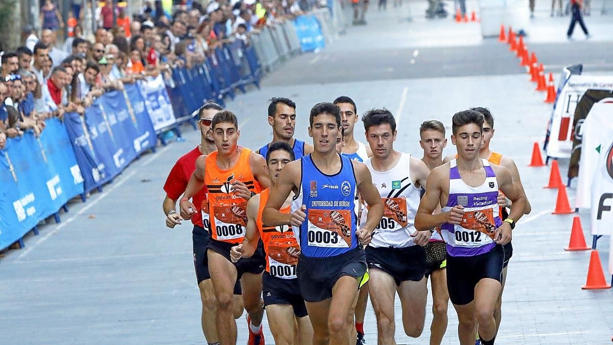 Grupo de cabeza de la prueba masculina en la mitad del recorrido.-REPORTAJE GRÁFICO: J. M. LOSTAU