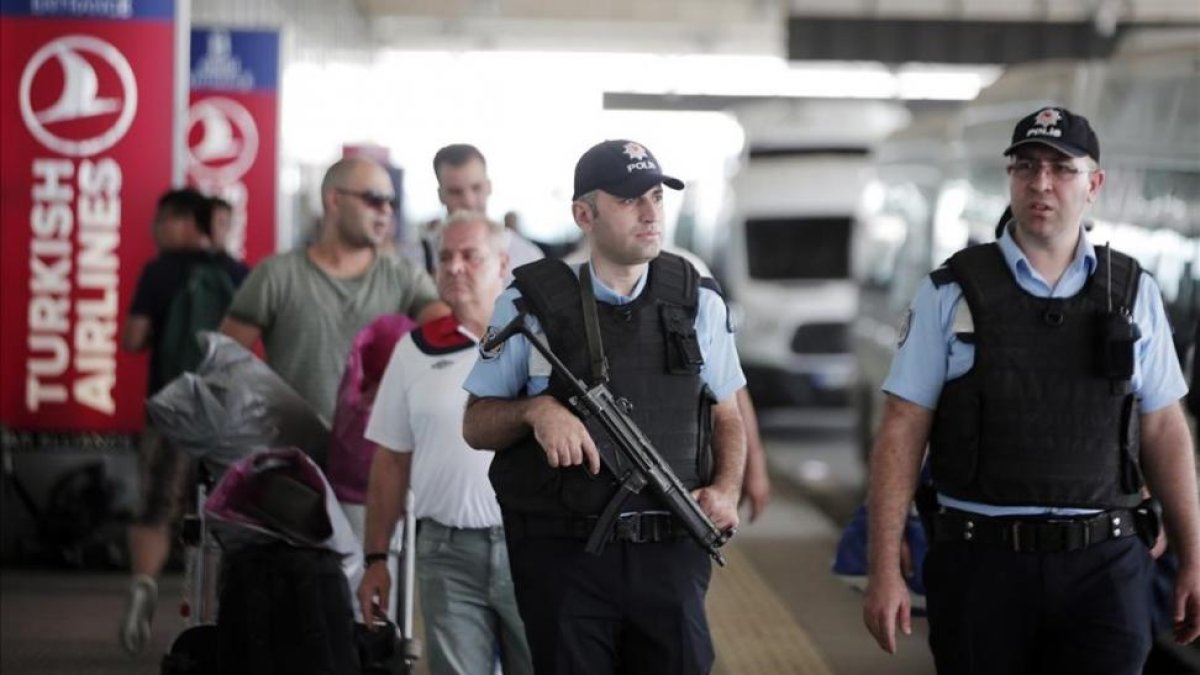 Policías patrullando fuera del aeropuerto de Ataturk.-AP / LEFTERIS PITARAKIS