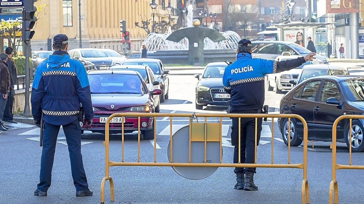 Imagen de tráfico cortado en el centro de Valladolid. -E.M.