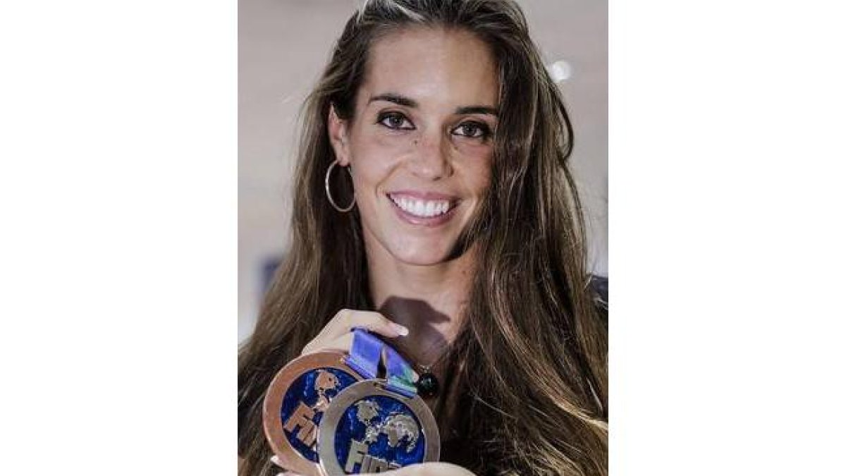Ona Carbonell posa con la plata y el bronce obtenidos en Kazán, en la sede del CSD.-Foto: EFE / EMILIO NARANJO