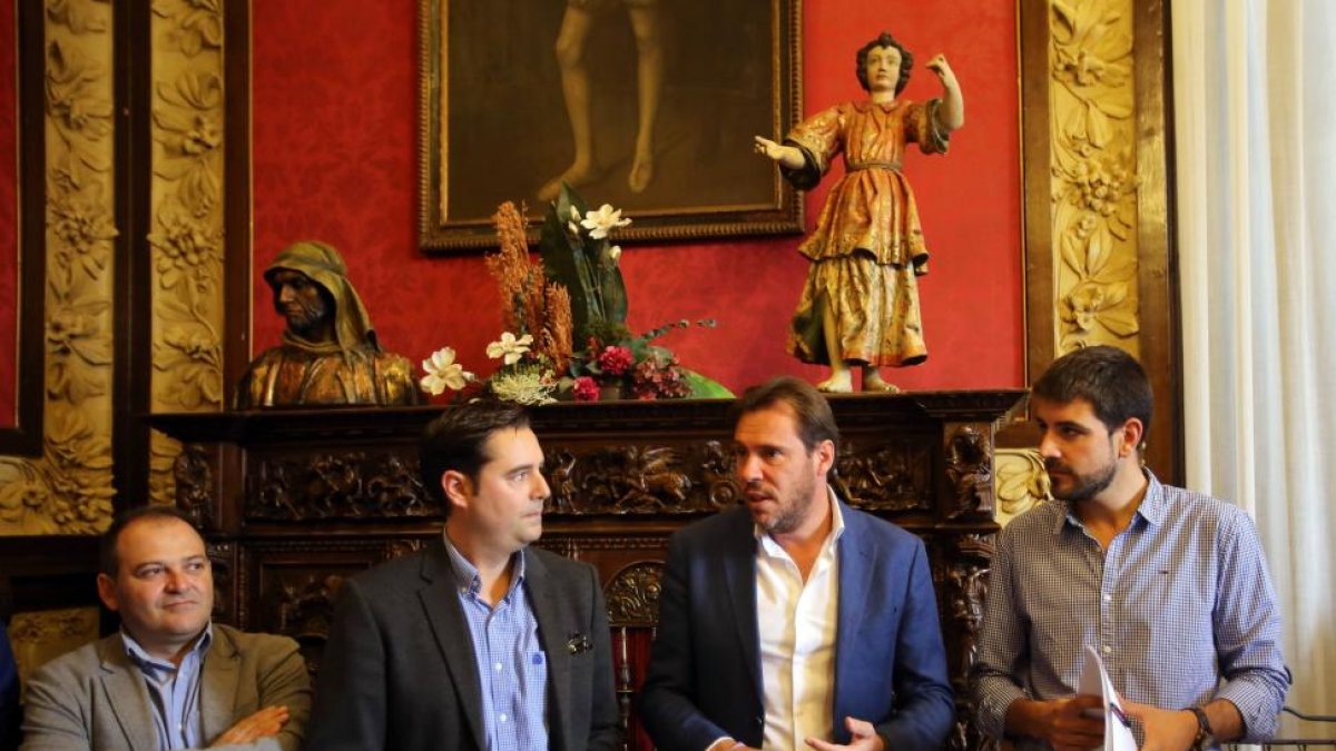 El alcalde de Valladolid, Óscar Puente junto a los representantes del Grupo Socialista del Consistorio de Burgos, Daniel de la Rosa y David Jurado-ICAL