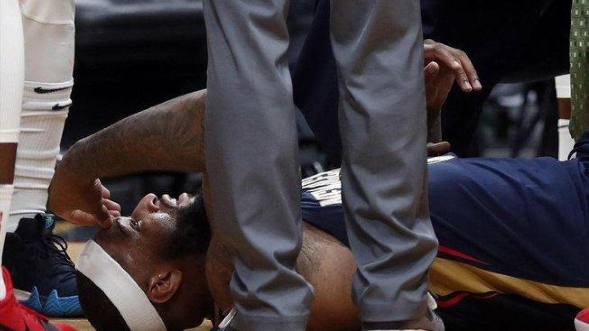 DeMarcus Cousins, estirado en el suelo, tras sufrir la lesión del tendón de Aquiles en enero del 2018.-GERALD HERBERT (AP)