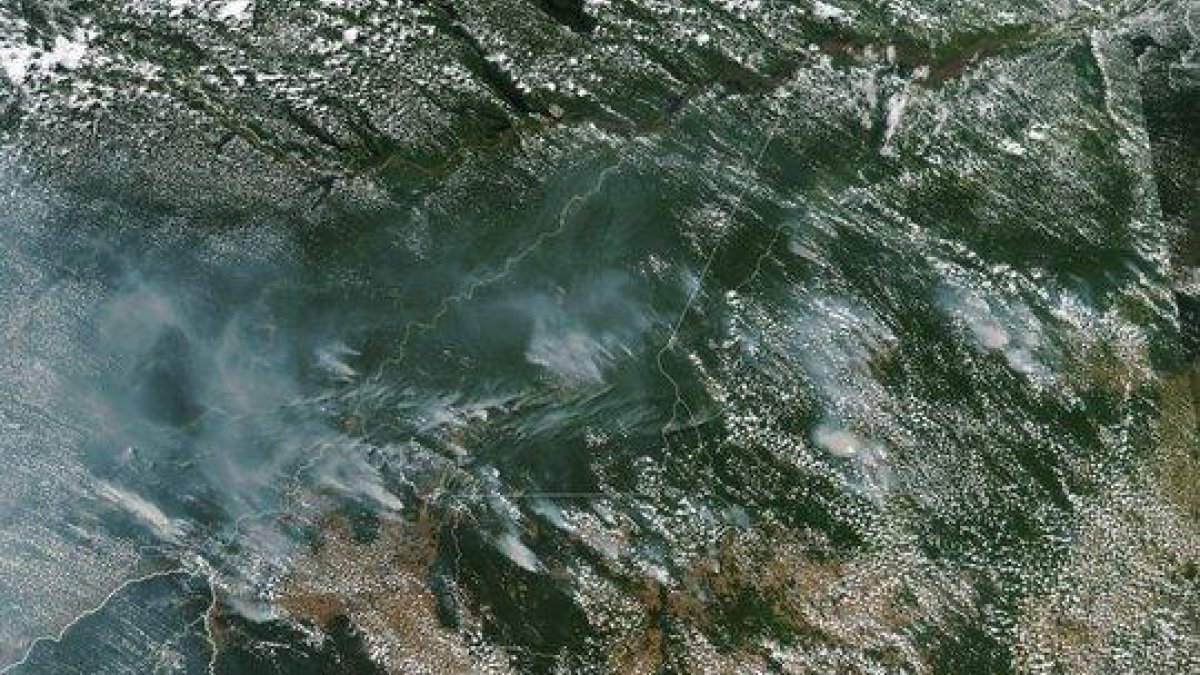 Fotografía  de la NASA  que muestra desde el espacio los incendios forestales en la Amazonía brasileña.-OBSERVATORIO TERRESTRE DE LA NAS