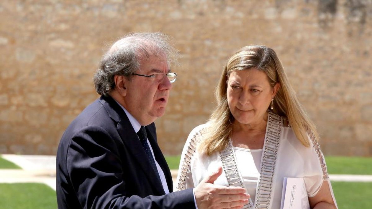 El presidente de la Junta de Castilla y León, Juan Vicente Herrera, y la consejera de Economía y Hacienda, Pilar del Olmo, conversan durante el IV Congreso Regional de Empresa Familiar-ICAL