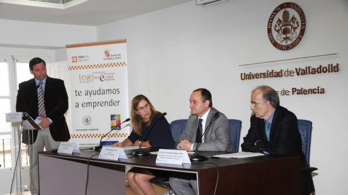 El director general del Parque Científico de la UVa, Celedonio Álvarez, la vicerrectora del Campus de Palencia, Mercedes Sánchez, el rector de la Universidad de Valladolid y presidente de su Parque Científico, Daniel Miguel San José, y el jefe de Área de -ICAL